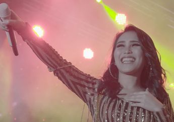 Umi Kalsum Unggah Foto Putrinya, Netizen Dibuat Salfok sama Perut Ayu Ting Ting!