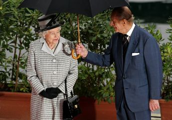 Bukan Tanda Kasih Sayang, Inilah Makna di Balik Sentuhan Tangan Pangeran Philip Pada Ratu Elizabeth II Menurut Para Ahli Bahasa Tubuh