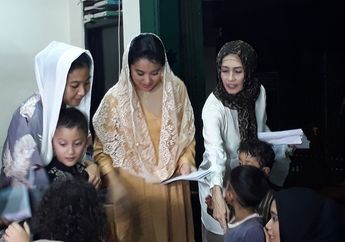 Marcella Zalianty Ajak Anaknya Kunjungi Panti Asuhan Agar Tahu Rasa