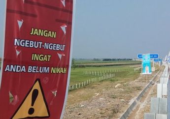 Uniknya Spanduk di Ruas Tol Pejagan-Pemalang, Nyelekit Buat Jomblo 