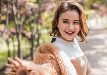 Wow... Lebaran Rossa Temani Sang Anak Belanja di Pinggir Jalan