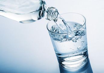 Mana Lebih Baik, Minum Air Sebelum atau Sesudah Makan?
