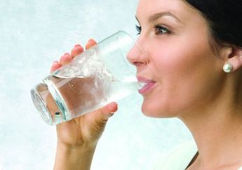 Jangan Sampai Kurang Minum Air Saat Bulan Puasa, Inilah Cara Hidrasi Tubuh dengan Baik