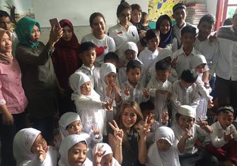 Kunjungi Rumah Singgah, Jessica Iskandar Ajak Girls Squad Beramal