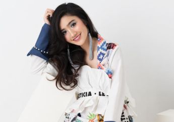 3 Inspirasi Mix and Match Rok Denim ala Febby Rastanty, Tiru Biar Gayamu Makin Chic!