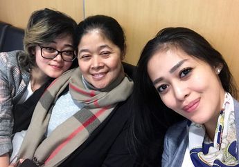 Foto Keluarga Gracia Indri yang Super Kece di Tengah Jalanan New York dengan Busana Putih, Kayak Apa ya?