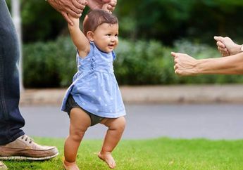 Cara Efektif Bantu Si Kecil Berdiri dan Berjalan untuk Pertama Kalinya