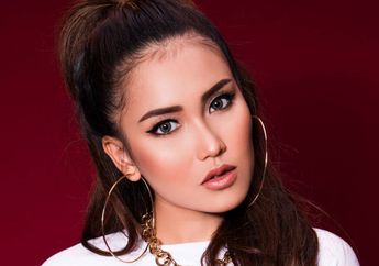 Penampilan Simpel Ayu Ting Ting Banjir Pujian Saat Kenakan Kaftan Motif Sasirangan Khas Kalimantan