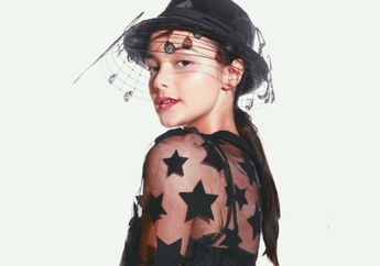  Amanda Rawles Tampil Seksi Bergaya Kasual Chic Saat Hadiri Special Screening Film 'Jailangkung 2'