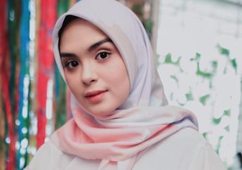 Mix and Match Fashion Hijab dengan Rok Plisket ala Vebby Palwinta Biar Tetap Modis dan Kekinian!