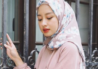 5 Inspirasi OOTD Hijab Simpel ala Gita Savitri dengan Hijab Motif