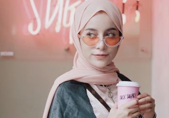 Tips Tampil Modis dengan Celana Full Motif ala Hijabers Aghnia Punjabi Biar Gayamu Nggak Berlebihan