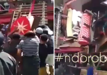 Anak Kandung Meninggal Dunia, Usung Peti Jenazah Ibunya Saat Upacara Adat