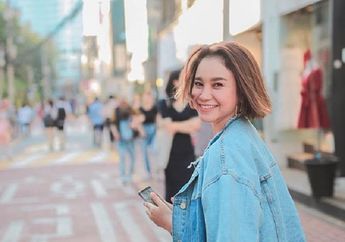 Salut, Rossa Tak Canggung Temani Anak Belanja di Pinggir Jalan