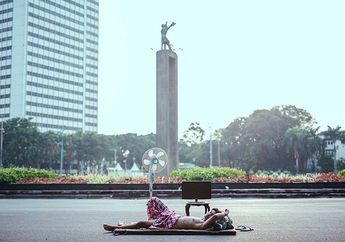 5 Potret Warga Menikmati Sepinya Jakarta Saat Musim Mudik, Salah Satunya Main PS di Tengah Jalan