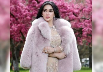 Biasa Tampil Cetar, Begini Gaya Busana Simpel Syahrini Saat Naik Pesawat