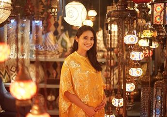 Hamil Besar Rini Yulianti Tampil Menawan dalam Balutan Lace Dress, Bumil Cantik nih!