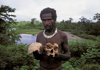 Cerita Mengerikan Suku Kanibal Papua, Kebiasaannya Makan Bagian Otak Manusia, Akhirnya Terjangkit Penyakit Mematikan Ini