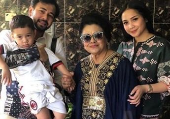  Banyak Foto Keluarga hingga Perabotan Kristal Unik nan Mewah, Intip Ruang Tengah di Rumah Nenek Raffi Ahmad yang Pernah di Tawar Rp 80 Miliar!
