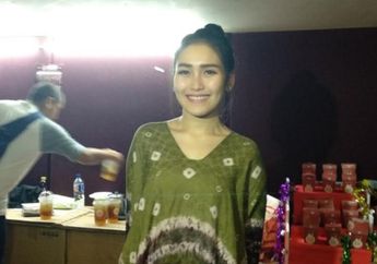 Respon Umi Kalsum Saat Lihat Wajah Ayu Ting Ting di Layar Bioskop
