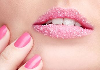 Nyesel Baru Tahu, Cukup Pakai 3 Bahan Dapur Ini, Kamu Bisa Buat Scrub yang Bakal Hempas Bibir Gelap!