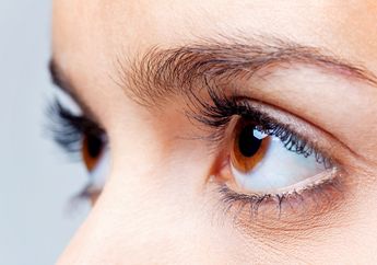 5 Perawatan Alami Untuk Menghilangkan Ketombe di Area Bulu Mata dan Alis