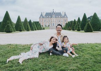 Super Mom! Sambil Pakai Daster Sarwendah Asyik Panen Jagung Sendiri