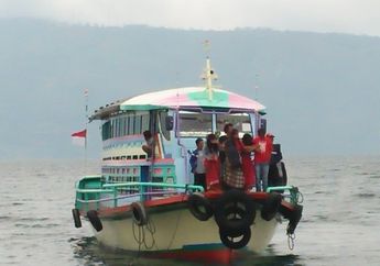 Keluarga Korban Kapal Sinar Bangun dan Warga Lakukan 2 Ritual Adat di Danau Toba