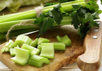 Rambut Rontok dan Nggak Cepat Panjang, Atasi dengan Jus Daun Seledri yuk!