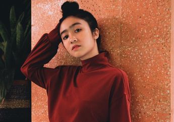 Intip Gaya Artsy Febby Rastanty dengan Outfit Polkadot yang Imut-imut