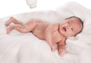 Bahaya Menggunakan Bedak Bayi untuk Membersihkan Alat Kelamin Si Kecil