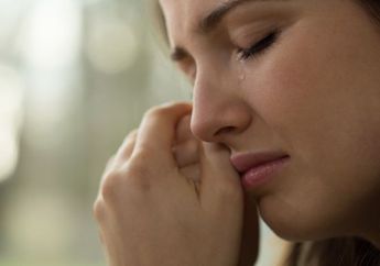 Begini Cara Mengatasi Kulit di Sekitar Area Mata Bengkak Menurut Ahli Dermatologi!