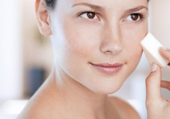 4 Alasan di Balik Produksi Minyak Berlebihan pada Kulit Wanita, Sudah Tahu?