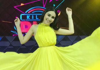 Walau Tampil Sederhana dengan Sandal Jepit, Pesona Ayu Ting Ting Saat Pakai Dress Pas Body Tetap Terpancar!