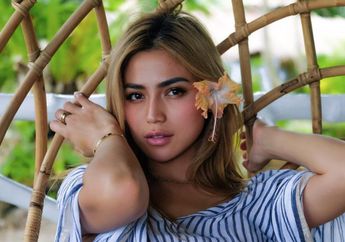 Jessica Iskandar Tampil Seksi dengan Slit Dress Saat Nunggu Tukang Bubur Lewat, Bagian Pahanya Justru Bikin Salfok!