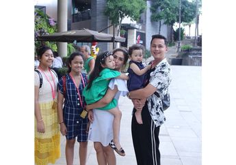 Begini Cara Ussy Sulistiawaty Perkenalkan Anggota Keluarganya yang Penuh Warna