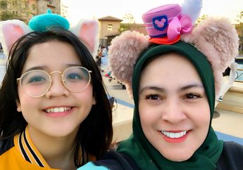 Kompak Pakai Kaus Oblong Mahal, Kepoin Gaya Fashion Cinta Kuya dan Mamanya yuk!