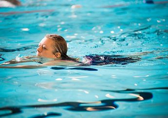 Sering Berenang? Ketahui Dulu 3 Bahaya Kolam Renang yang Berkaporit