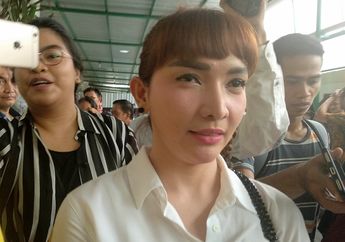 Jalani Sidang Perdana, Roro Fitria Datang Dengan Makeup Cetar!