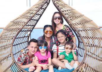 Tetap Akur Meski Sudah Bercerai, Ussy Sulistiawaty Jenguk Istri Mantan Suaminya yang Baru Melahirkan