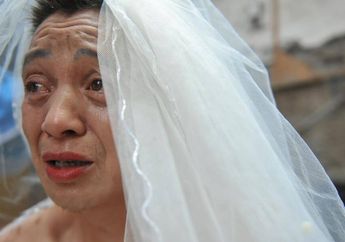 Bikin Haru, Pria Ini Selalu Pakai Gaun Pengantin dan Lipstik Merah