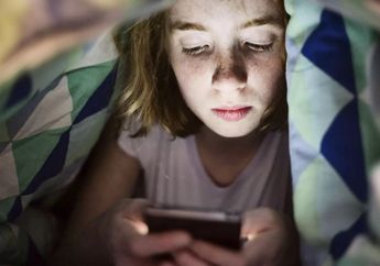 3 Trik Cerdas untuk Jaga Kesehatanmu dari Paparan Sinar Ponsel, Cek yuk!