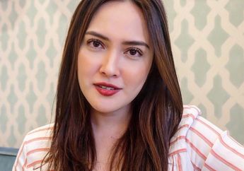 Hadiri Premier Film Terbaru, Penampilan Shandy Aulia Sangat Manis dengan Asimetris Dress!