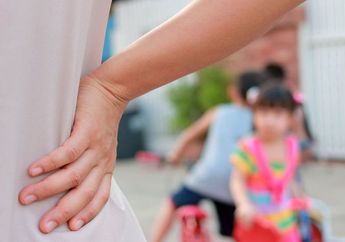 5 Alasan Orang Tua Lebih Baik Nggak Memarahi Si Buah Hati di Depan Umum!