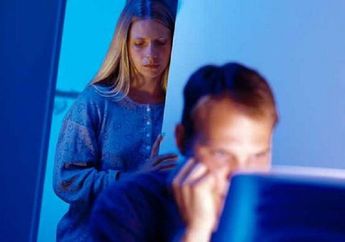 Suami Sering Kepergok Nonton Film Dewasa, Wajar Nggak ya?