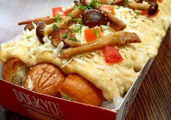 Nongkrong Seru Sambil Menyantap Hotdog Super Besar yang Maknyus