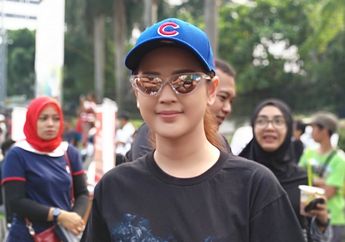 Ketika Cut Meyriska Salah Fokus di CFD, Niat Promo Film Malah Kepincut Jajanan Pasar