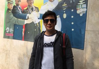 Datangi Polda Metro Jaya, Kriss Hatta Gunakan Kaus Putih dan Kacamata