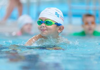 Dari Faktor Kesehatan Hingga Keselamatan, Inilah Hal yang Harus Diperhatikan Saat Ajarkan Anak Berenang