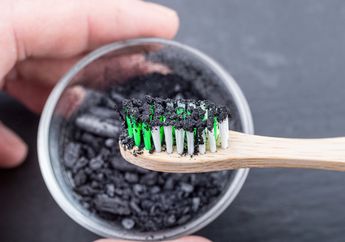 Tak Harus Bleaching, Putihkan Warna Gigi yang Kuning dengan Cara Alami!